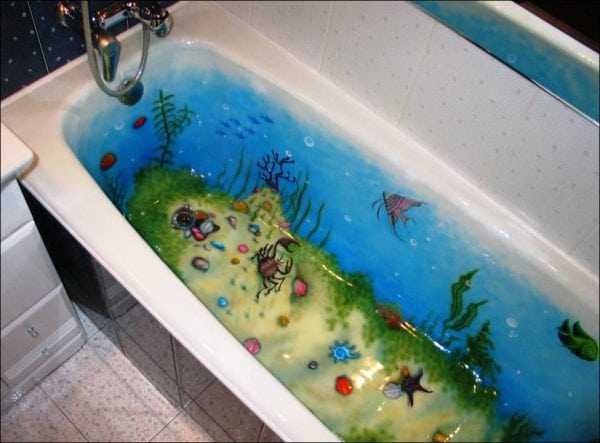 Обновленная акрилом ванная с цветным рисунком