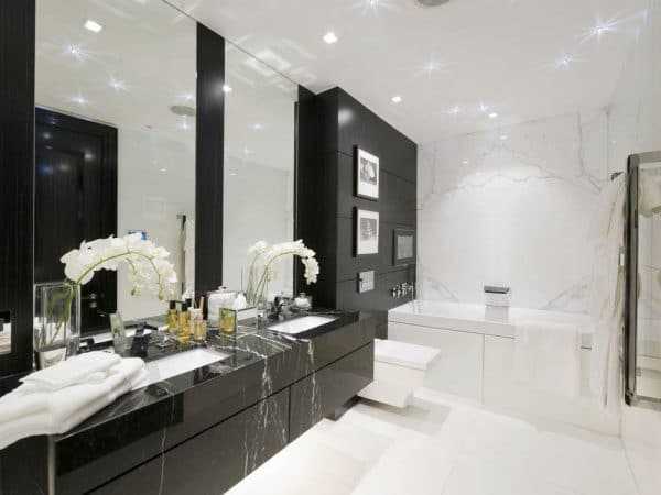 Ванная комната с комбинации черного и белого цвета