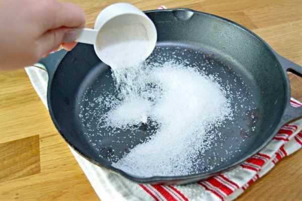 Чистим сковороду солью