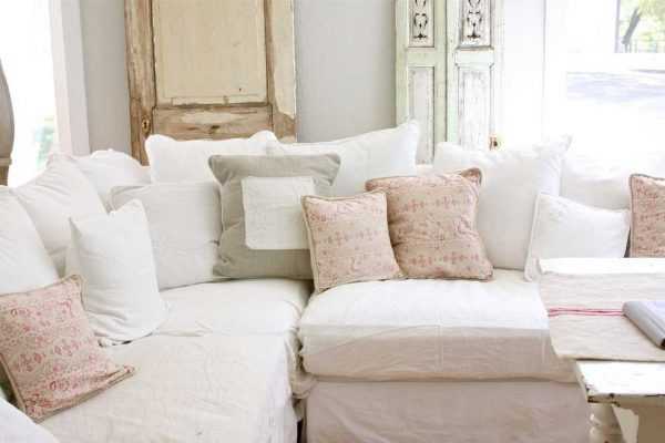 Диванные подушки в пастельных тонах
