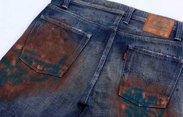 Следы ржавчины на джинсовых брюках