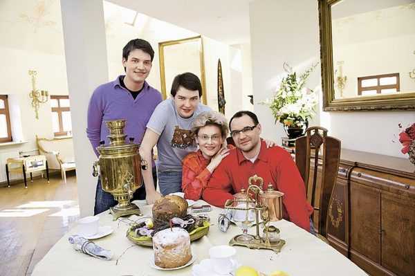 Елена Малышева с семьей в своей квартире