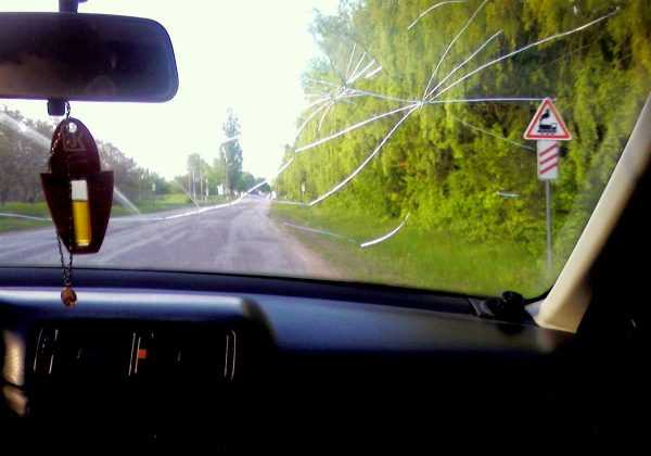 Езда на автомобиле с трещиной на стекле может привести к штрафу