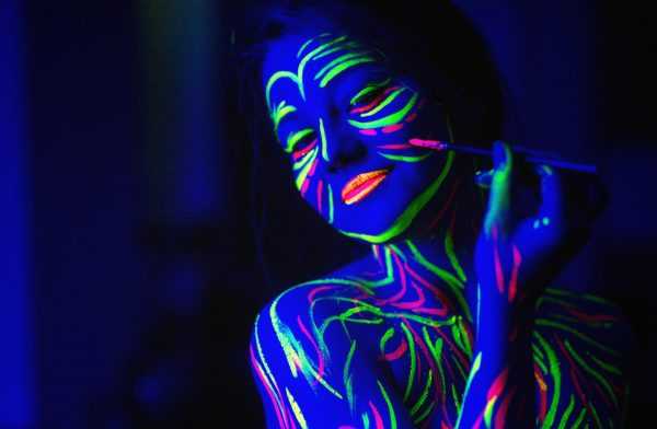 Флуоресцентные краски безопасны для кожи
