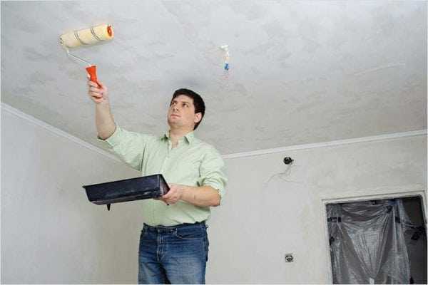 Перед поклейкой плитки потолок необходимо загрунтовать