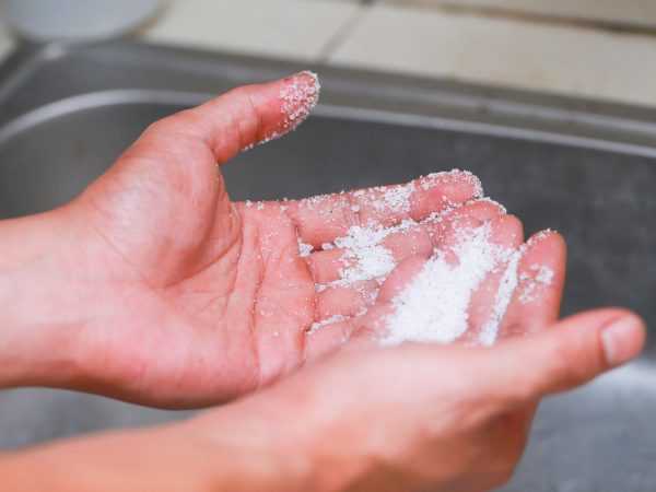 Удаление с рук с помощью соли
