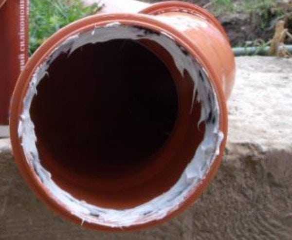 Использование жидкого пластика для уплотнения канализационных труб