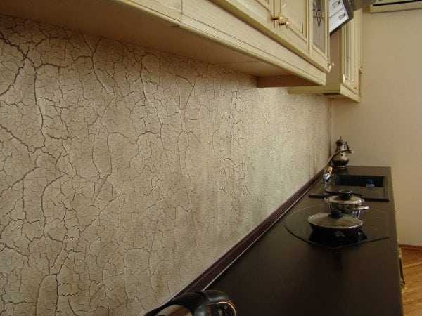 Стена с эффектом кракелюра в античном стиле на кухне