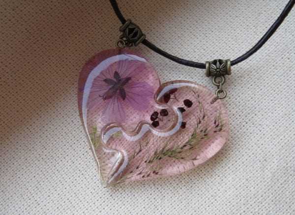 Кулон в форме сердца с цветком герани из ювелирной смолы