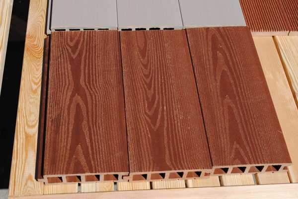 Материал из деревопластика схож по своим свойствам с природной древесиной