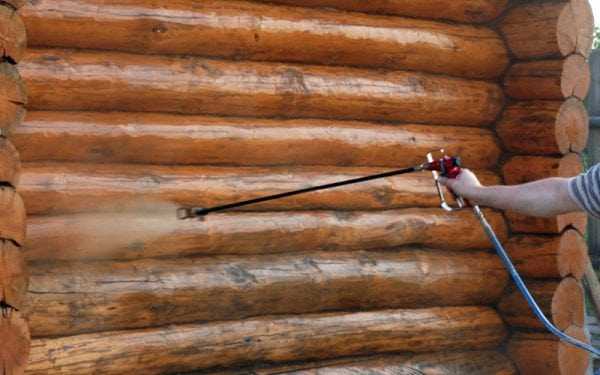 Нанесение защитного средства на деревянную поверхность