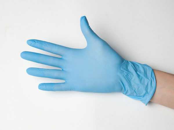 При покраске изделий из кожи нужно использовать перчатки