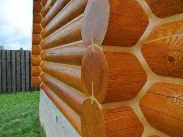 Крашенная стена деревянного сруба