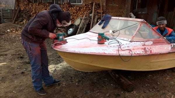 Подготовка корпуса лодки к нанесению грунта ЭП-057