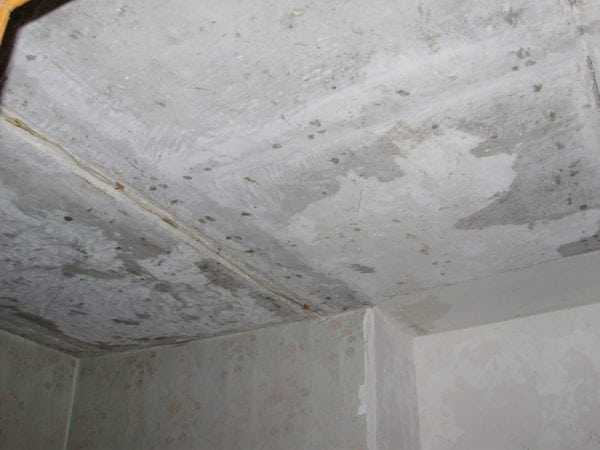 Потолок очищенный от старой побелки