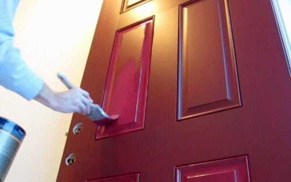 Покраска деревянной двери
