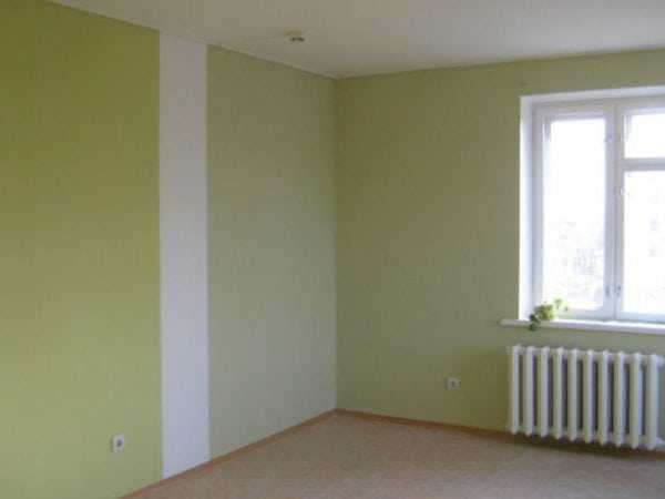 Стена выкрашена в зеленый и белый цвет 