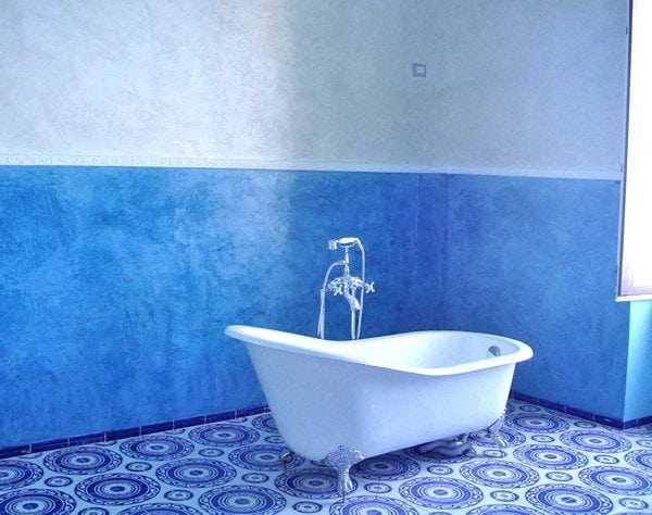 Окрашенная в синий цвет ванная комната