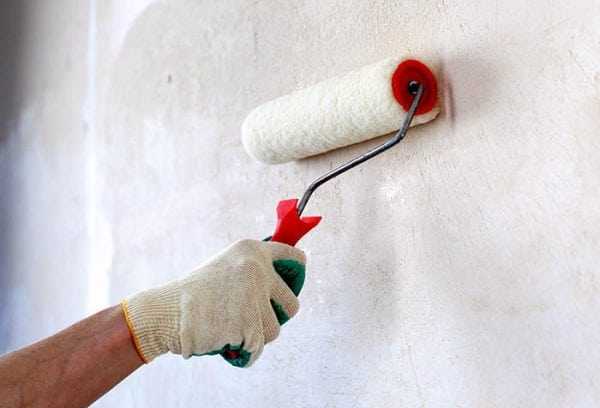 Нанесение грунтовки на стену валиком
