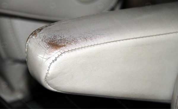 Окрашивание может устранить дефекты на кожаных деталях салона автомобиля 