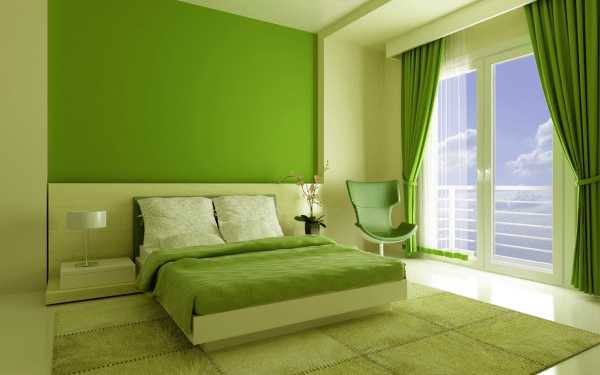 Потолок и стины в спальне покрашены в нежный зеленый цвет