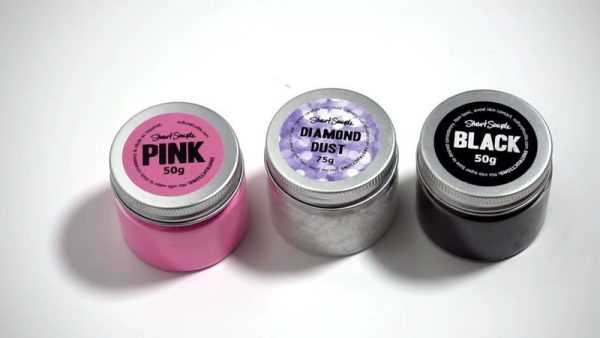 Порошковые краски трех оттенков: самый блестящий глиттер, сверхчерный и розовый