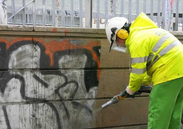 Удаление граффити со стены 