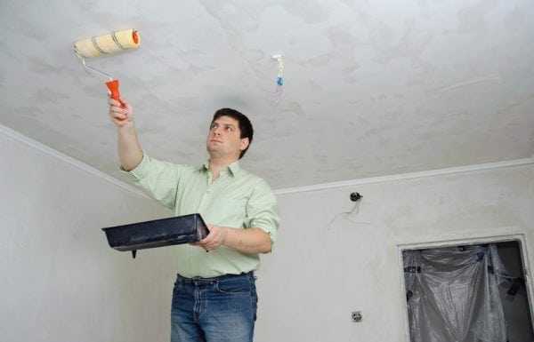 Удаление водоэмульсионной краски с потолка