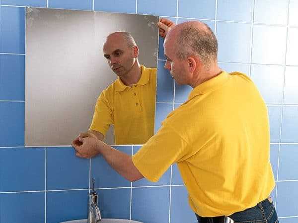 Монтаж зеркала в ванной на герметик