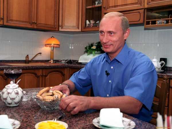Владимир Путин в своей квартире в Санкт-Петербурге