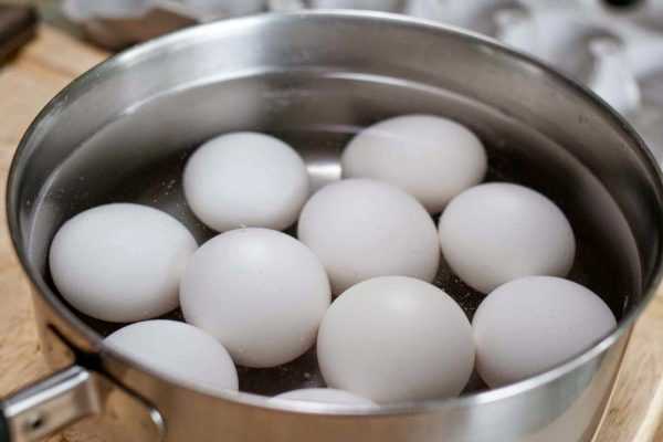 Для окраски лучше использовать яйца с белой скорлупой