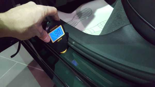 Измерение слоя краски на заднем пороге автомобиля